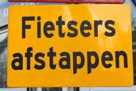 Foto: het bij fietsers gehate bord "fietsers afstappen"