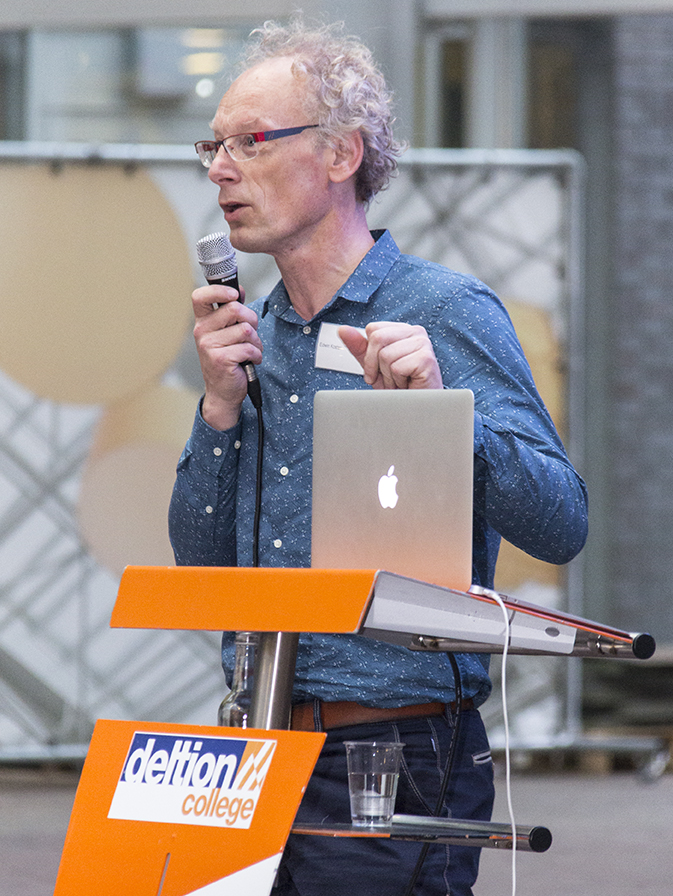 Foto: Edwin Koster opent de avond
