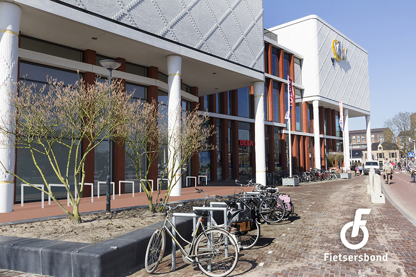 Bewerkte foto: Katwolderplein: idee voor fietsparkeren